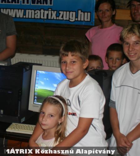 Örömteli pillanat: A gyerekek megkapják a számítógépeiket a MÁTRIX Közhasznú Alapítványtól